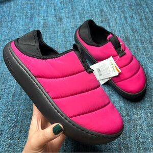 Crocs Classic Puff Moc Warm Lined Shoes in Dragon Fruit Pink Size 11 Women's NWT